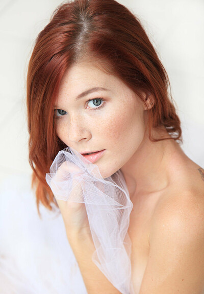 Model Mia Sollis in Voile