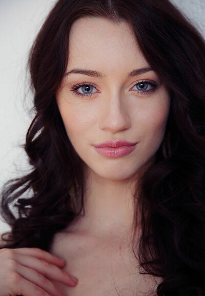 Model Zsanett Tormay in Liyoma