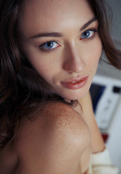 Model Zsanett Tormay in Chlora