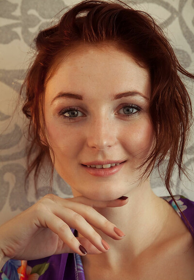 Model Leona Honey in Eniqse