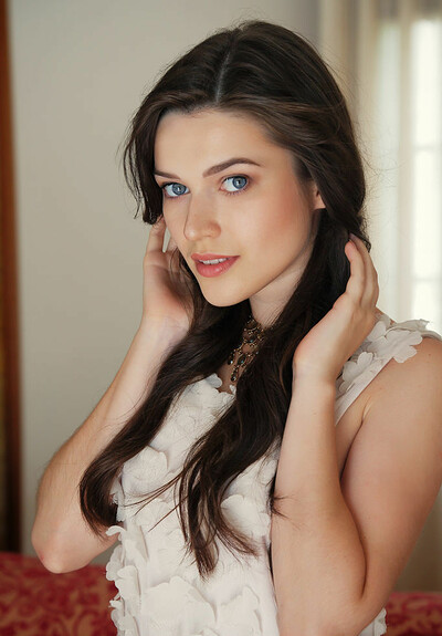Model Serena Wood in Lasena