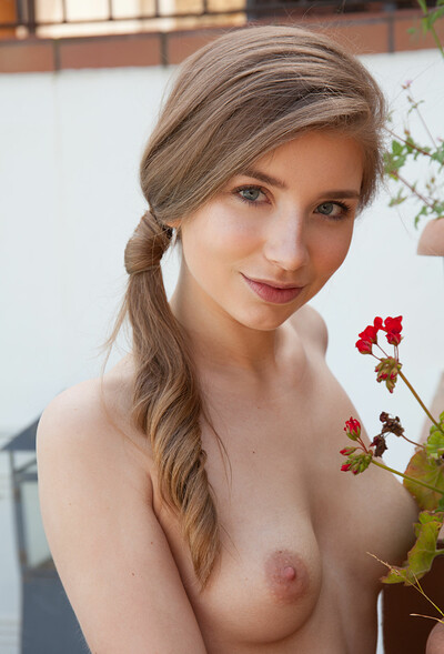 Model Briana in Side Pony