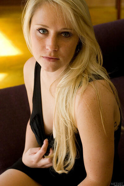 Model Lindsay A in Presenting Lindsay